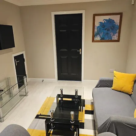 Superb 3 Bed Home Away From Home In Glasgow, Just Off M8 With Free Parking Steps Extérieur photo
