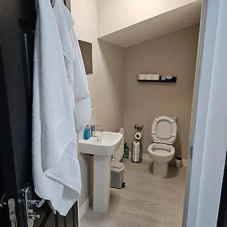 Superb 3 Bed Home Away From Home In Glasgow, Just Off M8 With Free Parking Steps Extérieur photo