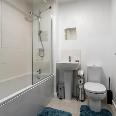 Superb 3 Bed Home Away From Home In Glasgow, Just Off M8 With Free Parking Steps Extérieur photo