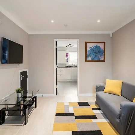 Superb 3 Bed Home Away From Home In Glasgow, Just Off M8 With Free Parking Steps Extérieur photo