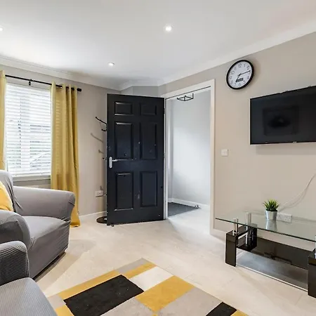 Superb 3 Bed Home Away From Home In Glasgow, Just Off M8 With Free Parking Steps Extérieur photo