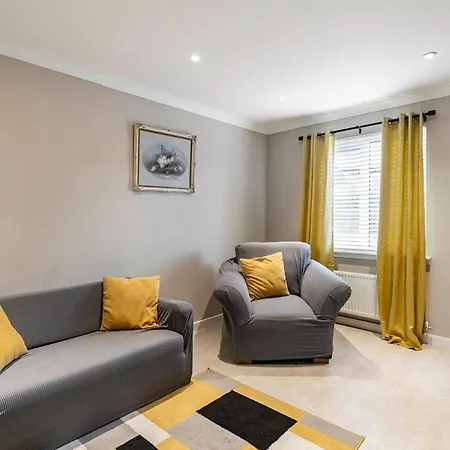 Superb 3 Bed Home Away From Home In Glasgow, Just Off M8 With Free Parking Steps Extérieur photo