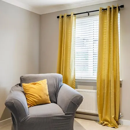Superb 3 Bed Home Away From Home In Glasgow, Just Off M8 With Free Parking Steps Extérieur photo