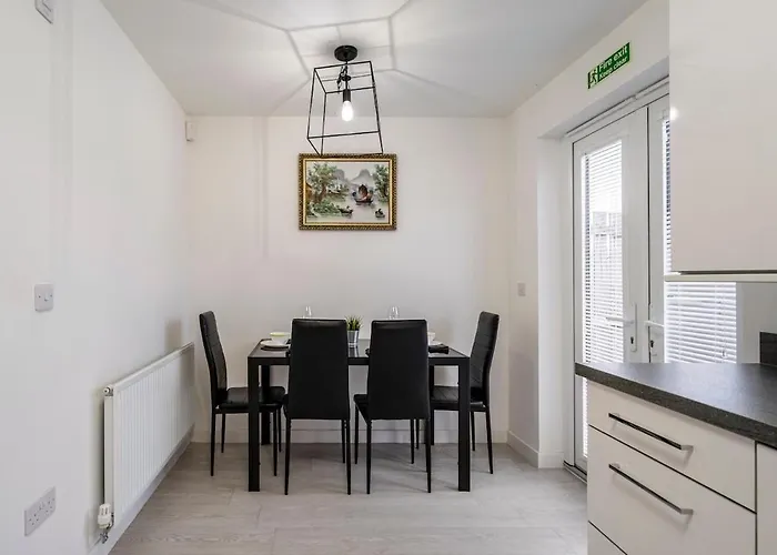 Superb 3 Bed Home Away From Home In Glasgow, Just Off M8 With Free Parking