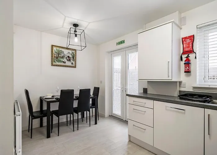 Superb 3 Bed Home Away From Home In Glasgow, Just Off M8 With Free Parking