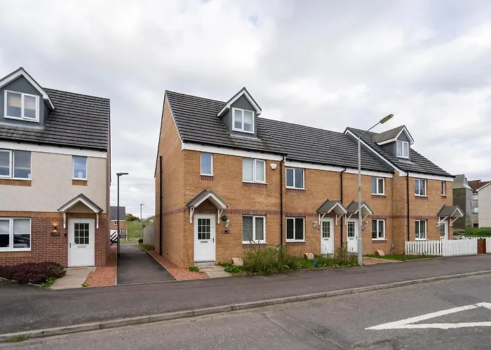 Superb 3 Bed Home Away From Home In Glasgow, Just Off M8 With Free Parking