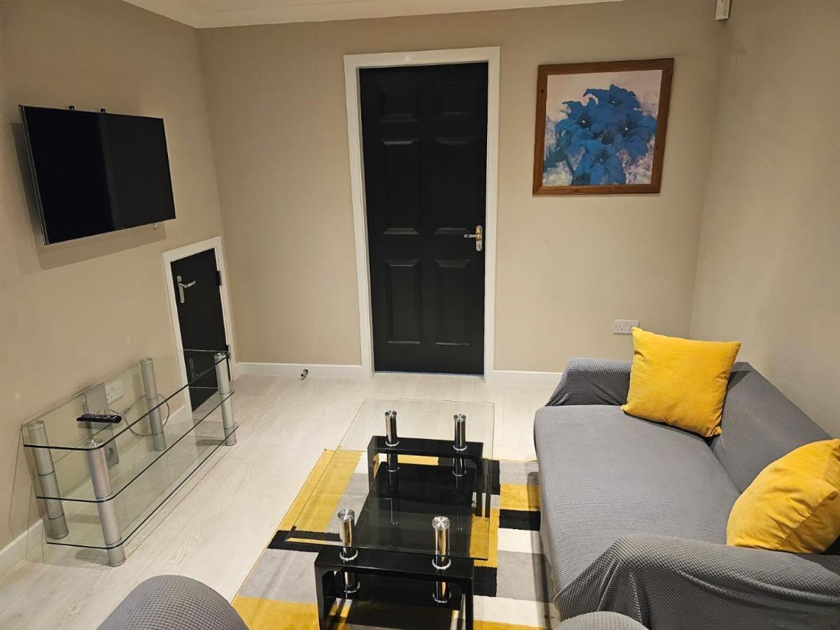 Superb 3 Bed Away From In Glasgow, Just Off M8 With Free Parking Holiday home