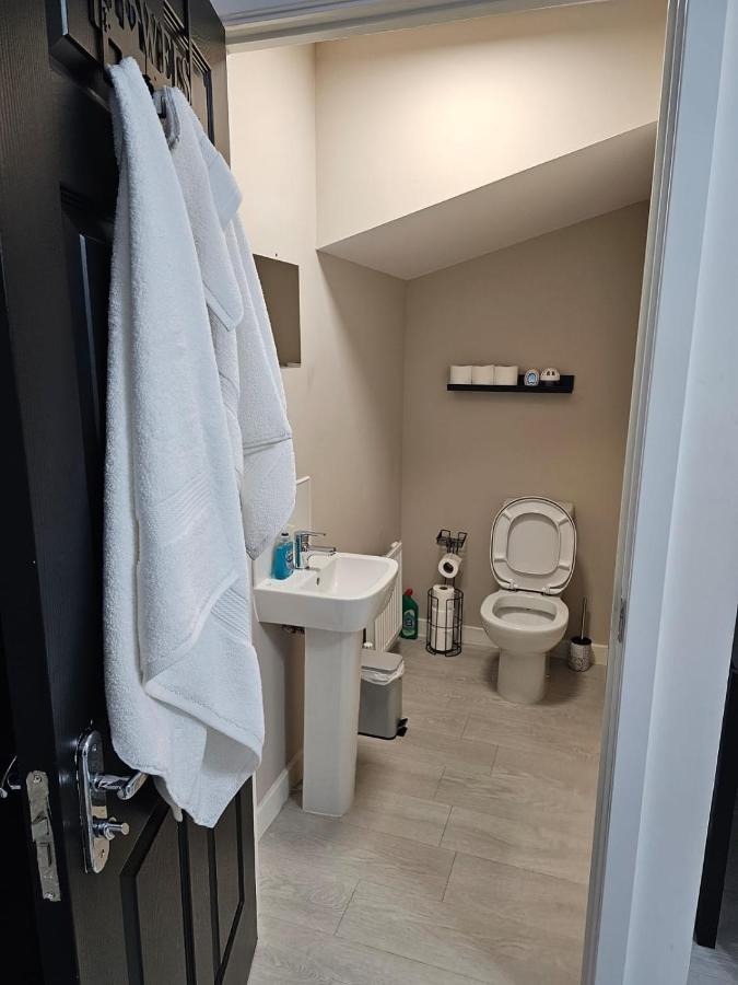 Superb 3 Bed Away From In Glasgow, Just Off M8 With Free Parking Holiday home Stepps
