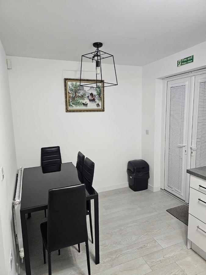 Superb 3 Bed Away From In Glasgow, Just Off M8 With Free Parking