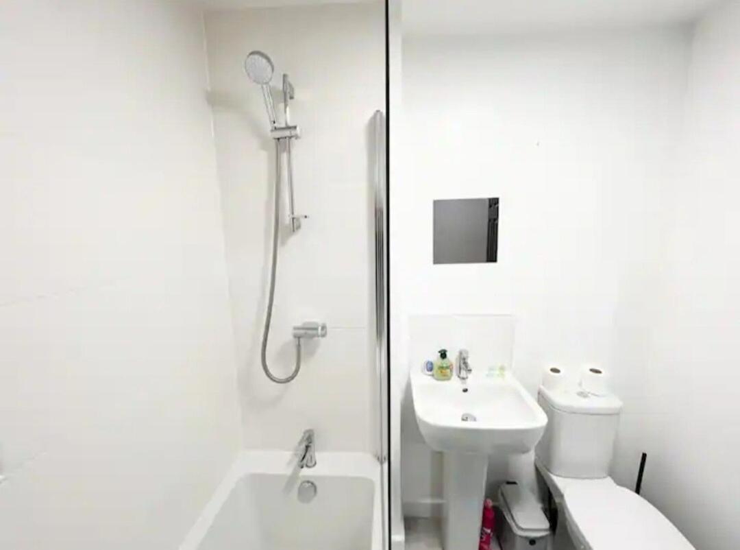 Holiday home Superb 3 Bed Away From In Glasgow, Just Off M8 With Free Parking *
