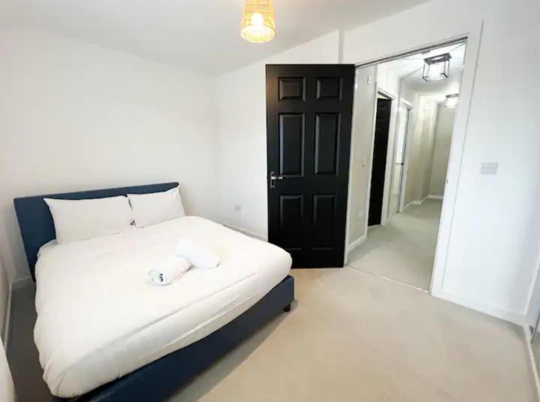 Superb 3 Bed Away From In Glasgow, Just Off M8 With Free Parking Holiday home Stepps
