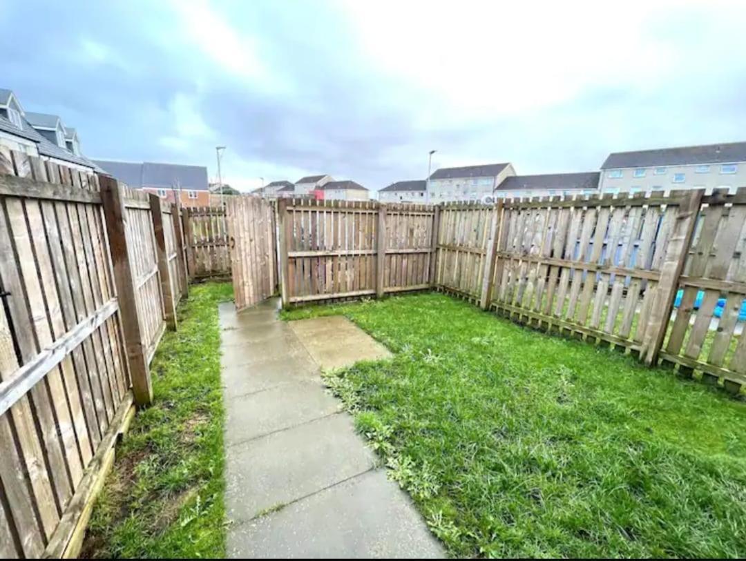 Superb 3 Bed Away From In Glasgow, Just Off M8 With Free Parking Stepps