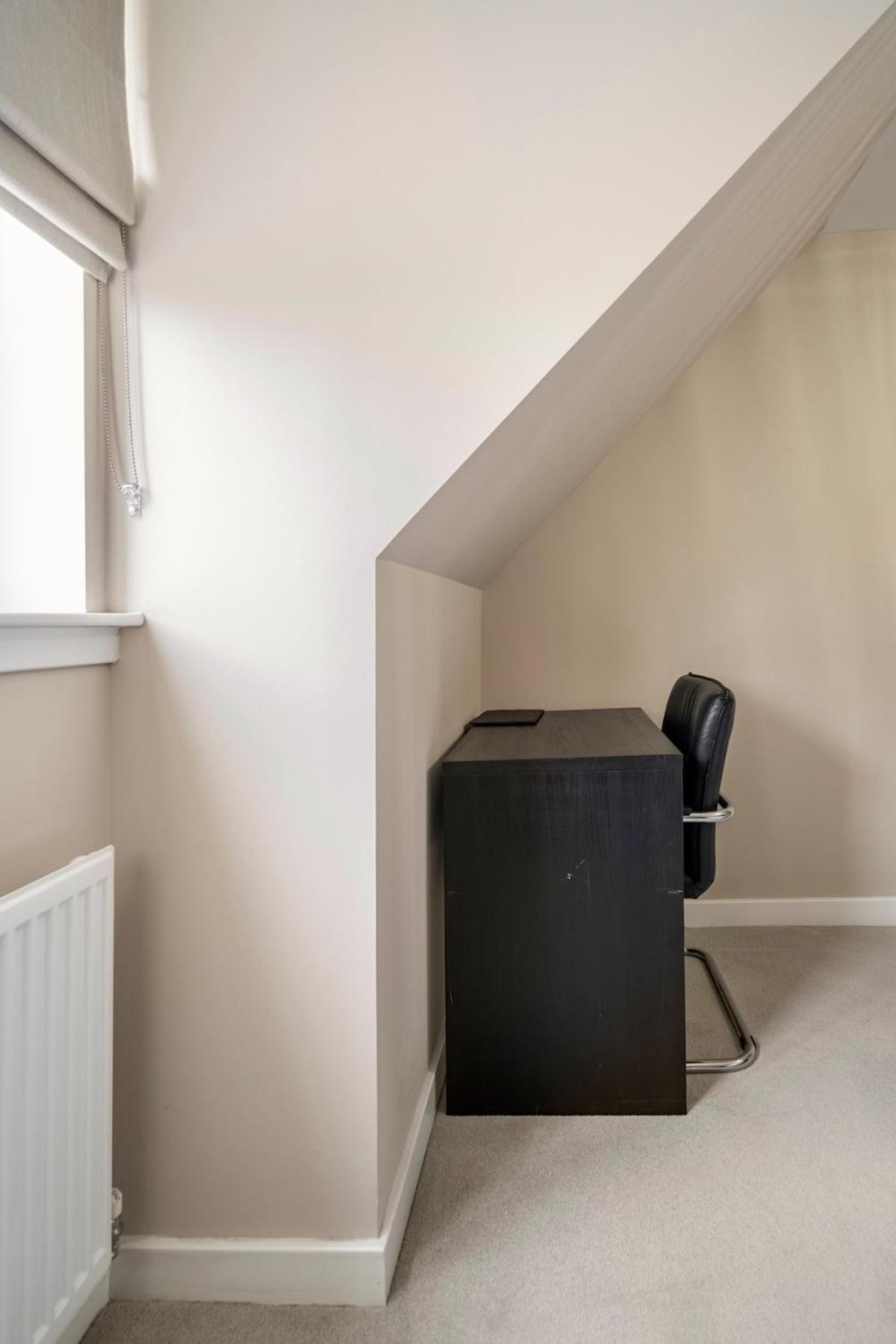 Superb 3 Bed Away From In Glasgow, Just Off M8 With Free Parking * Stepps