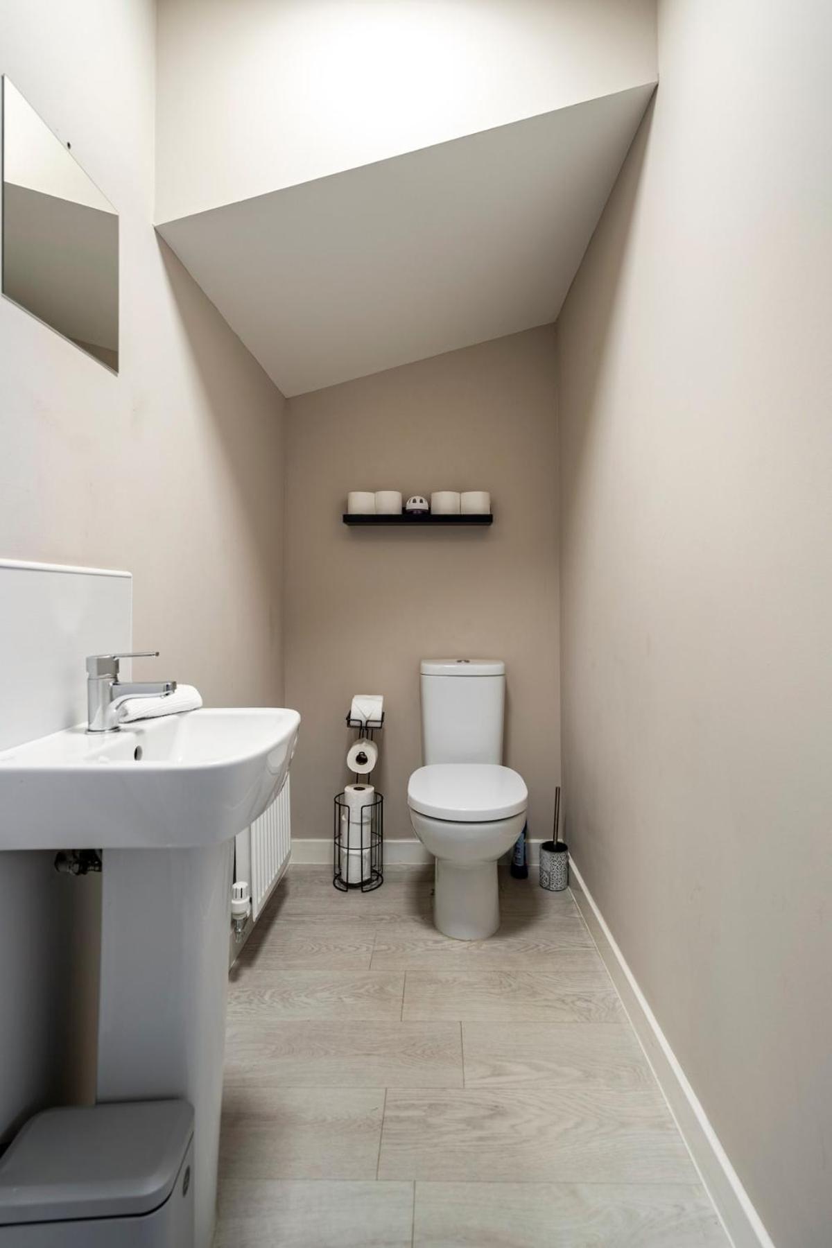 Superb 3 Bed Away From In Glasgow, Just Off M8 With Free Parking Holiday home *