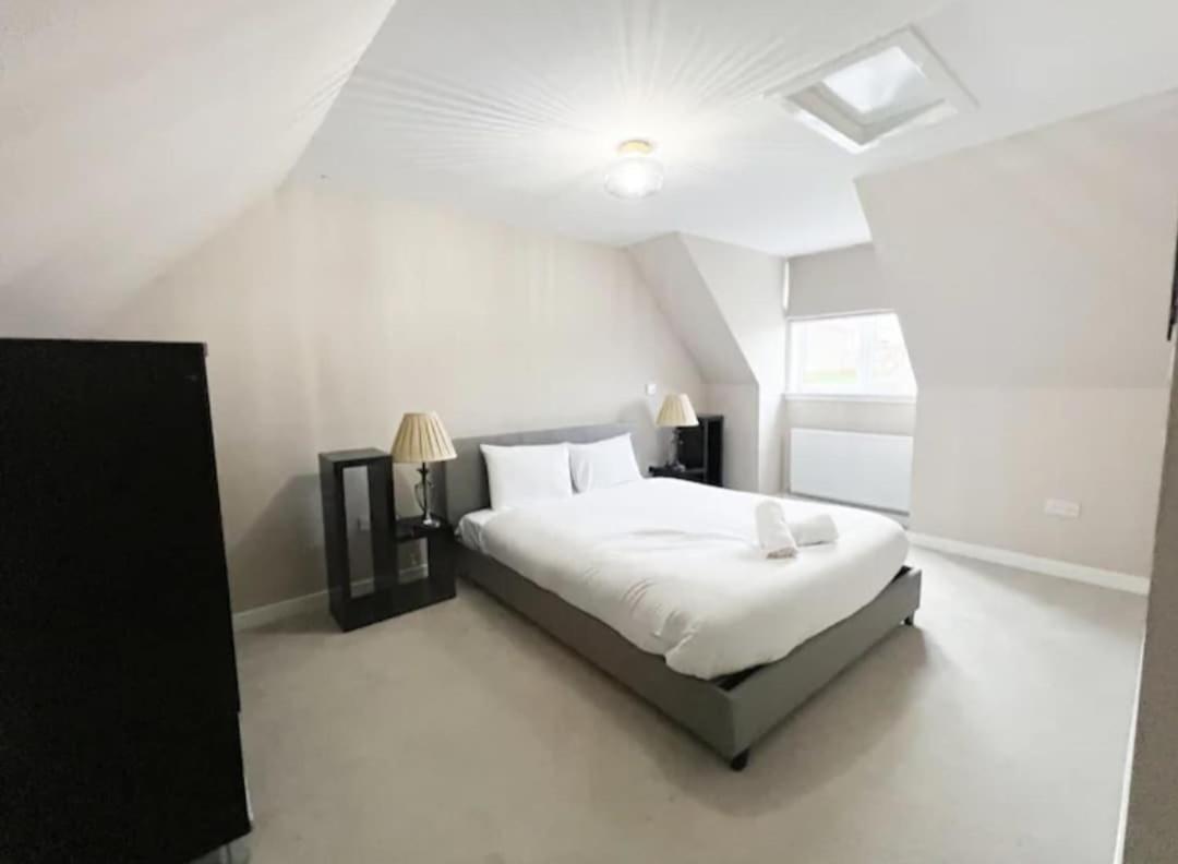 Holiday home Superb 3 Bed Away From In Glasgow, Just Off M8 With Free Parking Stepps