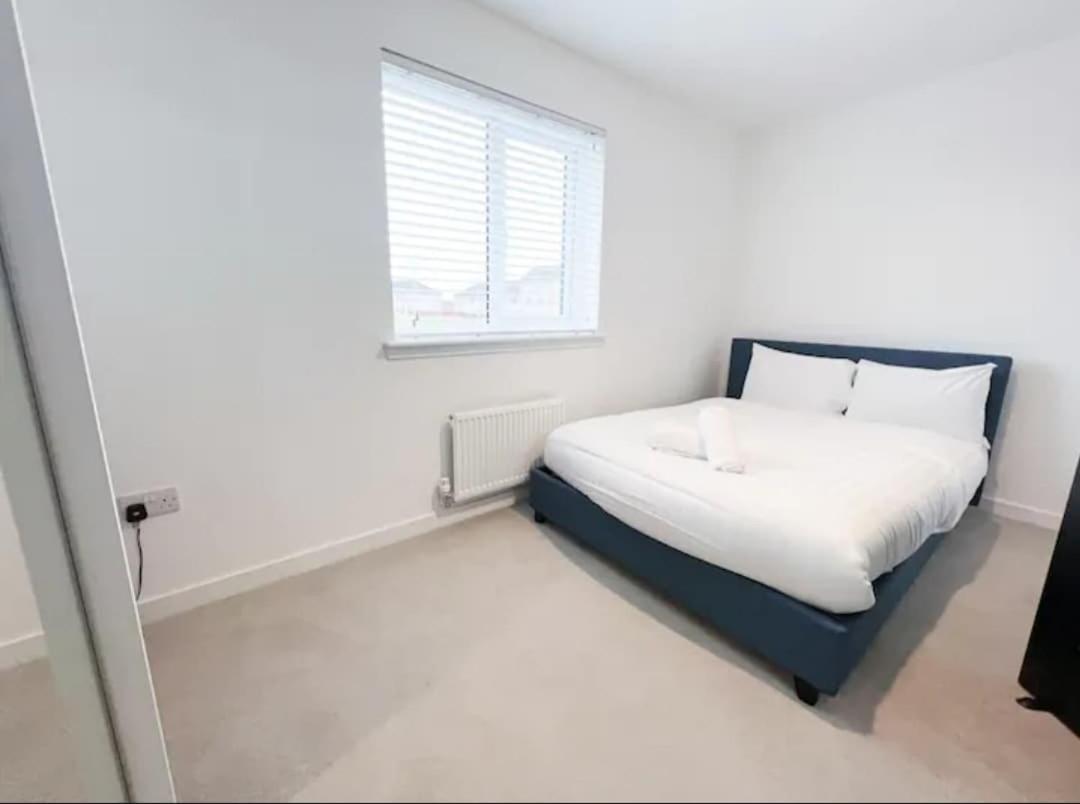 Superb 3 Bed Away From In Glasgow, Just Off M8 With Free Parking Stepps