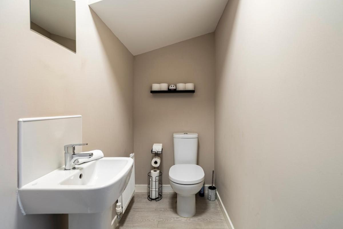 Superb 3 Bed Away From In Glasgow, Just Off M8 With Free Parking