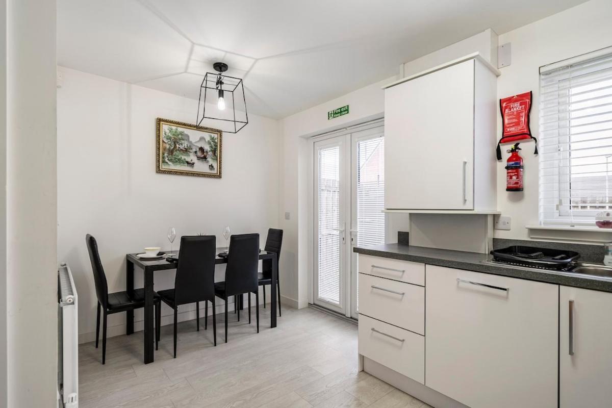 Superb 3 Bed Away From In Glasgow, Just Off M8 With Free Parking Holiday home *