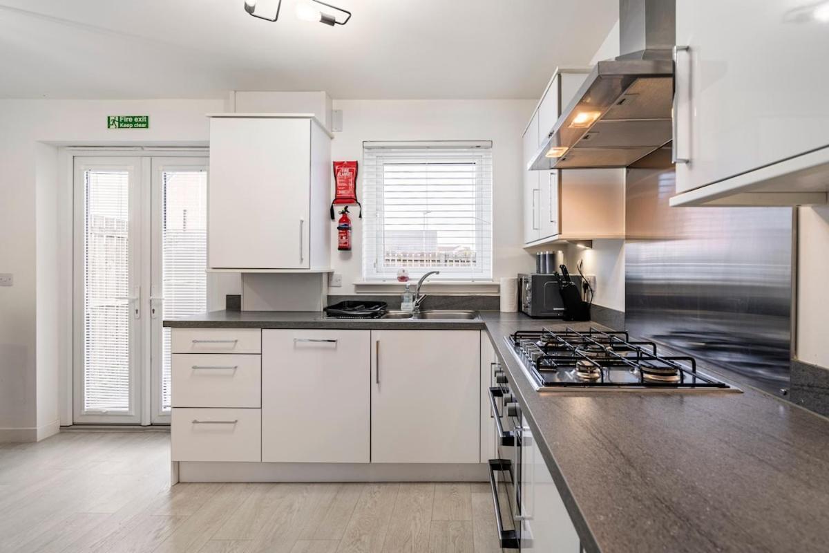 Superb 3 Bed Away From In Glasgow, Just Off M8 With Free Parking Holiday home Stepps