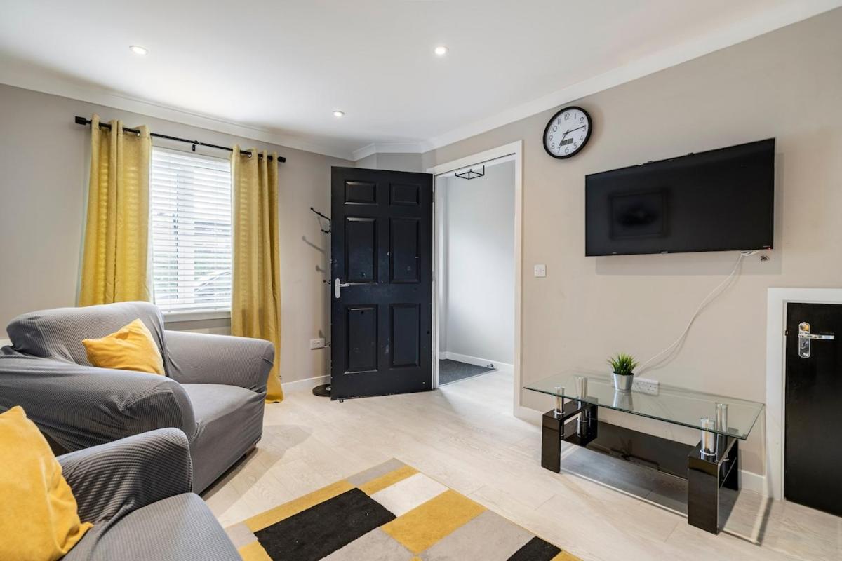 Superb 3 Bed Away From In Glasgow, Just Off M8 With Free Parking Stepps