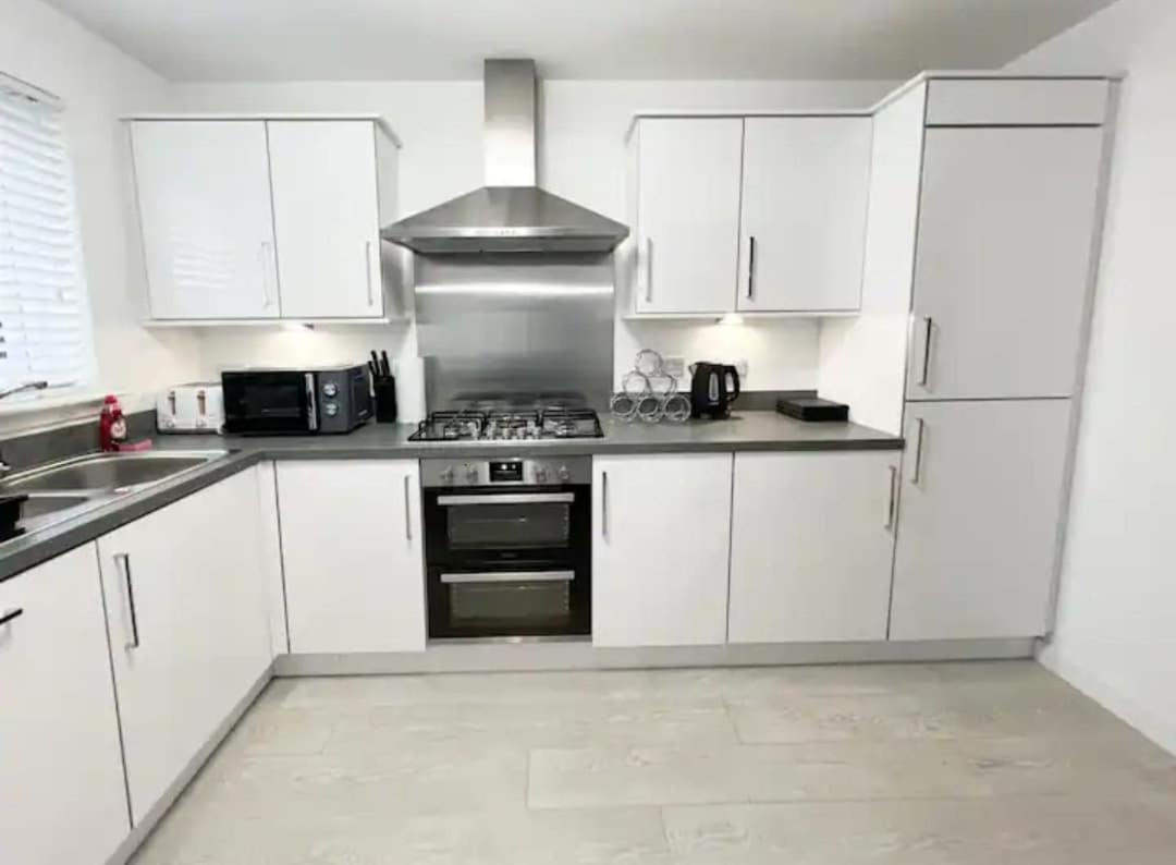 Holiday home Superb 3 Bed Away From In Glasgow, Just Off M8 With Free Parking *