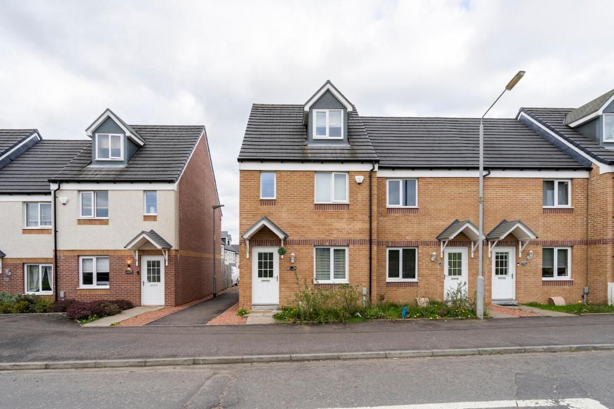 Holiday home Superb 3 Bed Away From In Glasgow, Just Off M8 With Free Parking *