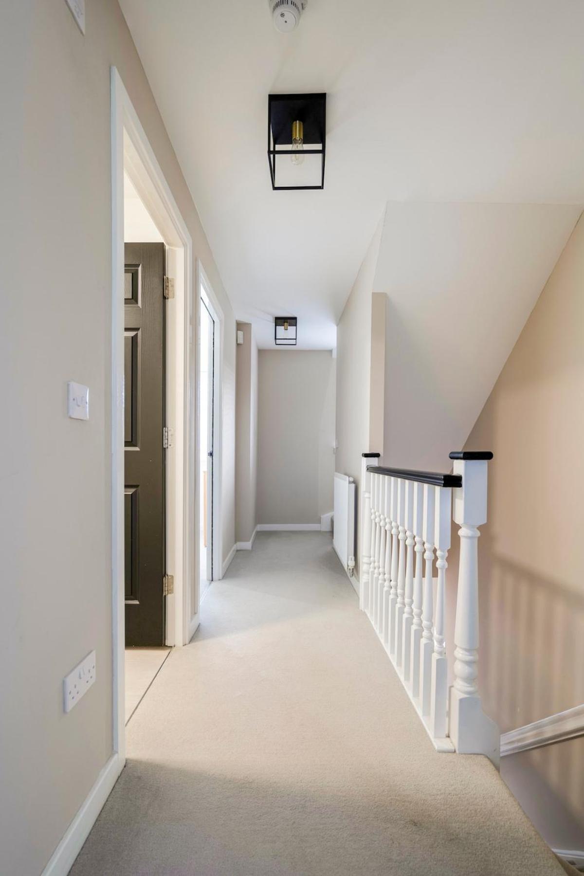 Superb 3 Bed Away From In Glasgow, Just Off M8 With Free Parking Holiday home