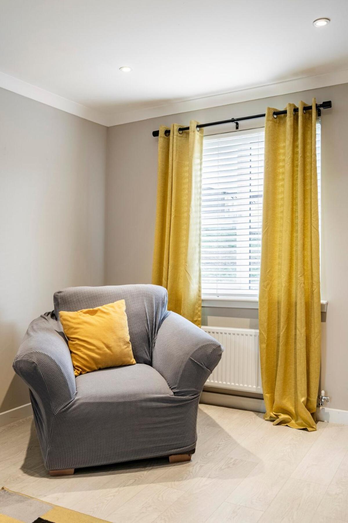 Superb 3 Bed Away From In Glasgow, Just Off M8 With Free Parking Holiday home Stepps
